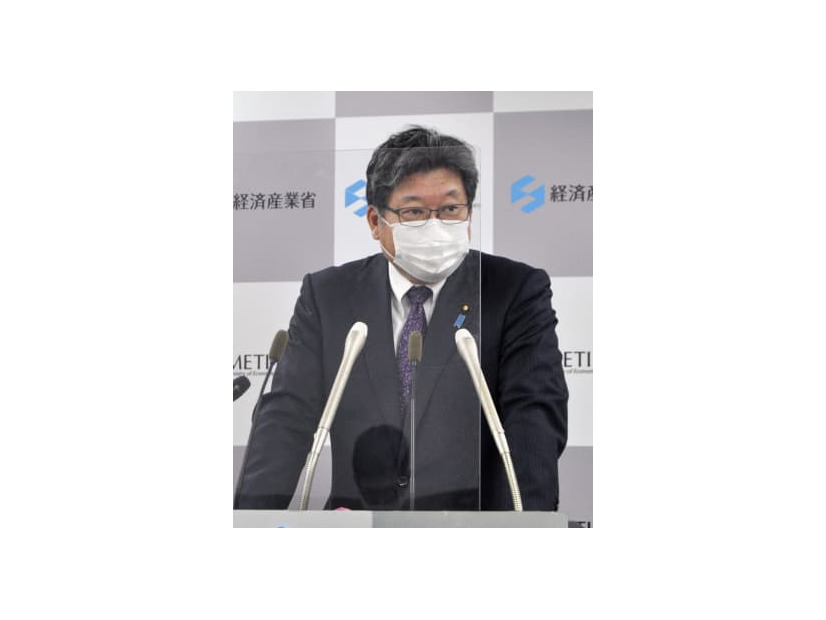 記者会見する萩生田経産相＝18日午前、経産省