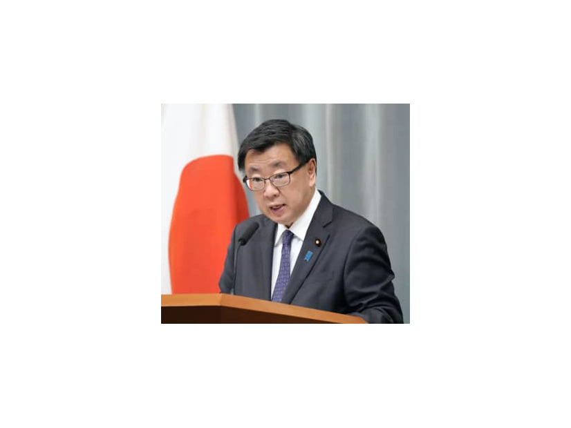 記者会見する松野官房長官＝18日午前、首相官邸
