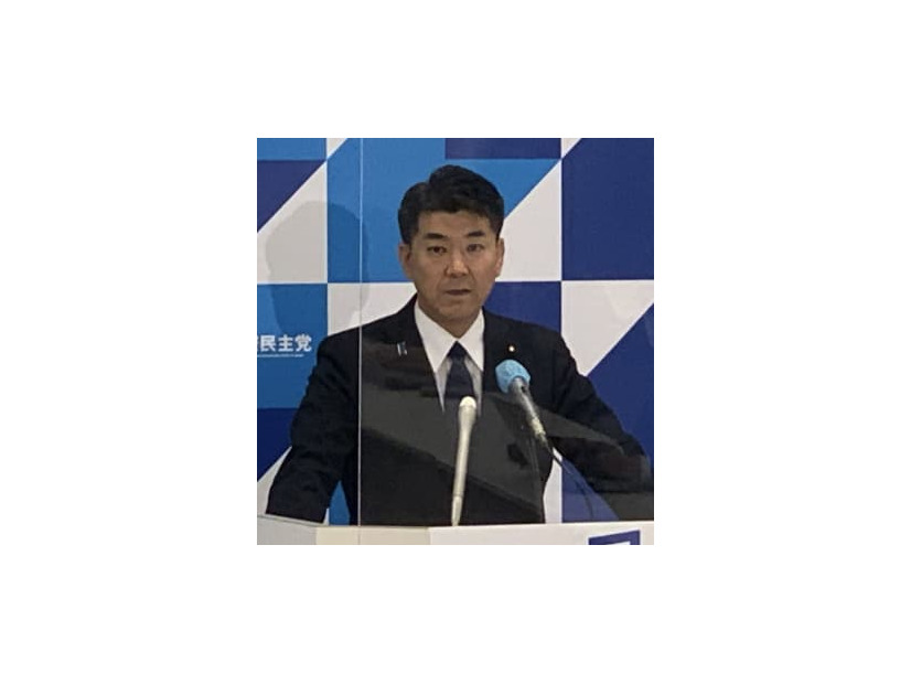 記者会見する立憲民主党の泉代表＝18日午前、国会