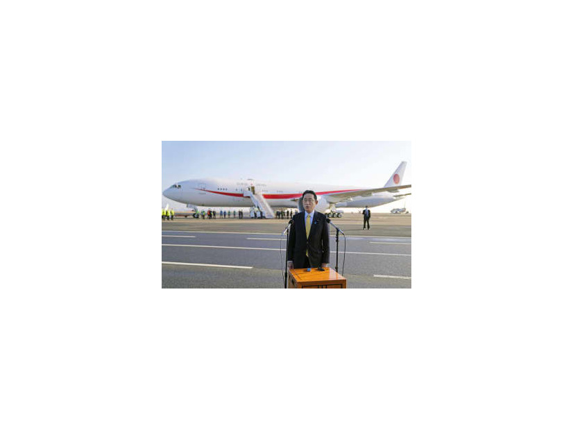 インドへ出発前、取材に応じる岸田首相＝19日午前、羽田空港