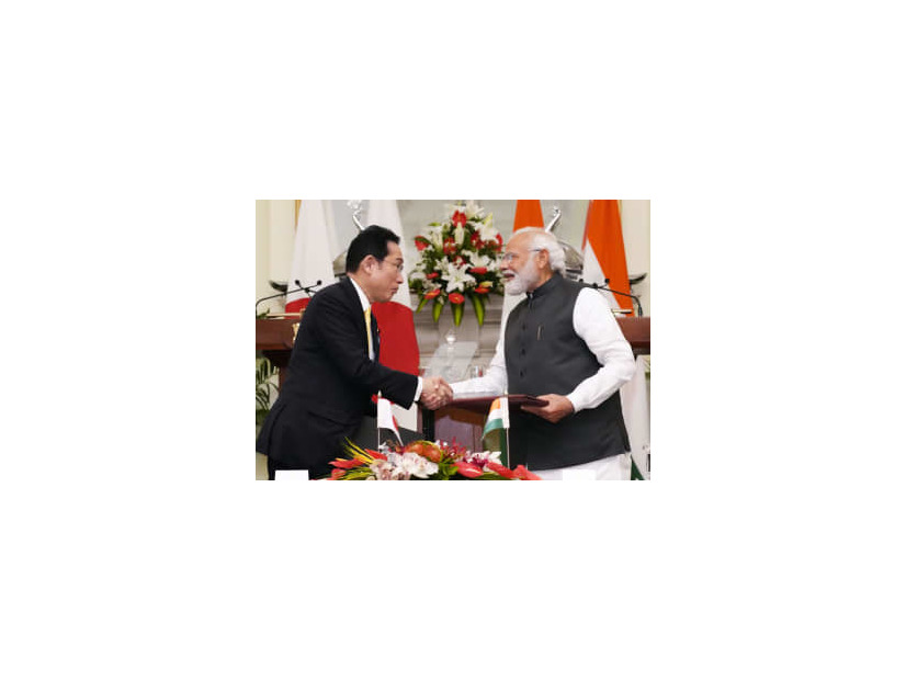 文書を交換しインドのモディ首相（右）と握手する岸田首相＝19日、ニューデリー（共同）