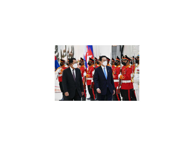 歓迎式典に臨む岸田首相（右）とカンボジアのフン・セン首相＝20日、プノンペン（代表撮影・共同）