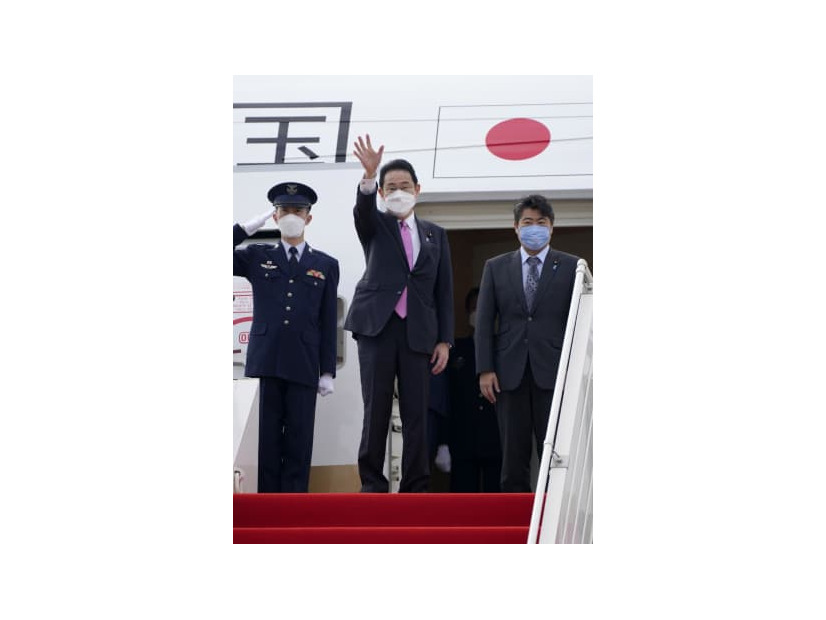 インド、カンボジア歴訪日程を終え、プノンペン国際空港を出発する岸田首相＝21日（共同）