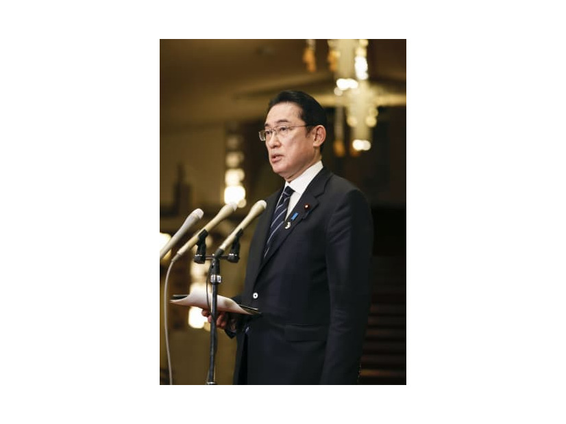 ウクライナのゼレンスキー大統領のオンライン演説後、記者団の取材に応じる岸田首相＝23日夜、首相公邸