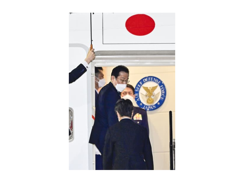 G7首脳会合に出席するためベルギーへ向けて出発する岸田首相＝23日午後11時29分、羽田空港