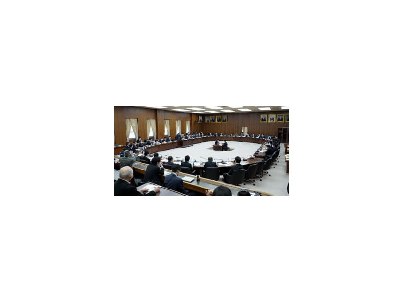 討議を行った衆院憲法審査会＝24日午前