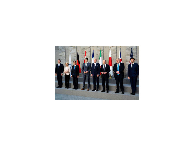 G7首脳会合の記念撮影に臨む岸田首相（左から3番目）ら各国首脳＝24日、ブリュッセル（ロイター＝共同）