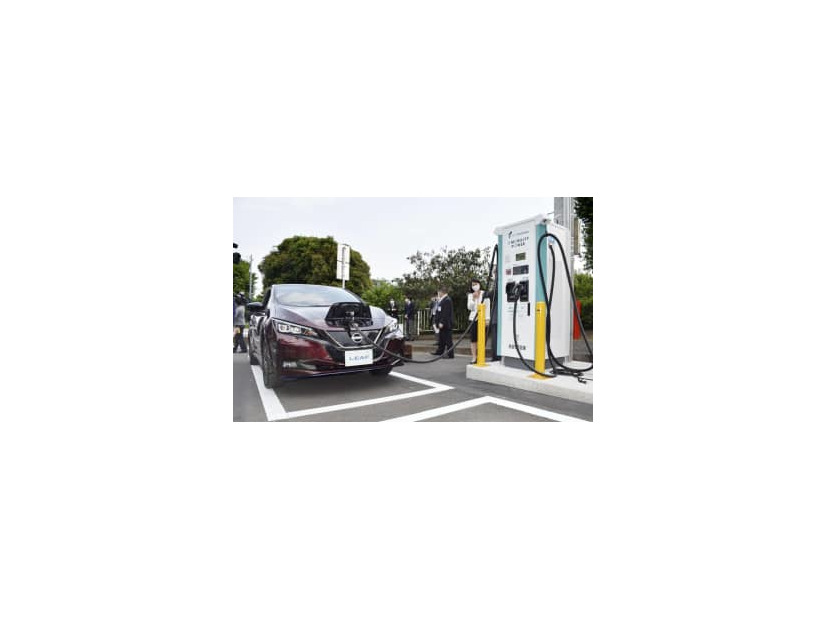 横浜市に設置された充電器と電気自動車＝昨年6月