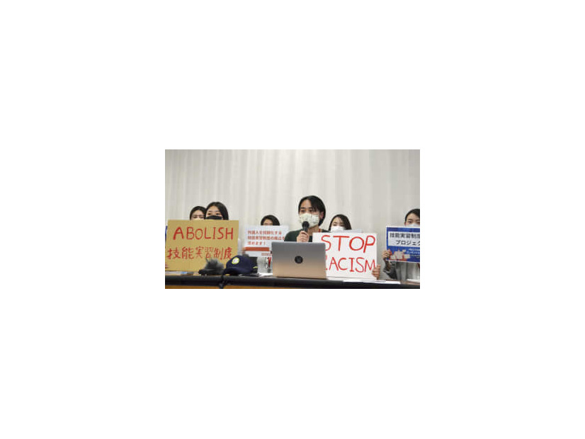 記者会見するプロジェクト共同代表の田所真理子ジェイさん（右から3人目）ら＝25日午後、東京都内