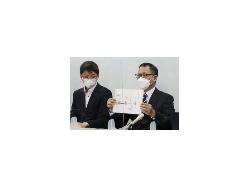 「申告書」を公正取引委員会に提出し、記者会見する岩崎健一さん（右）＝28日午後、大阪市北区