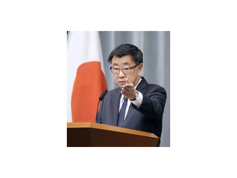 記者会見する松野官房長官＝28日午後、首相官邸
