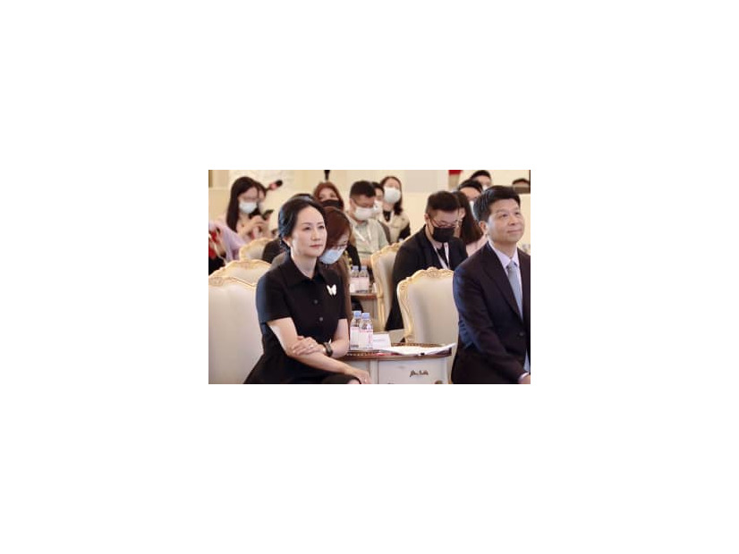 28日、決算発表会に臨むファーウェイの孟晩舟副会長兼最高財務責任者（左手前）（同社のウェブサイトから、共同）