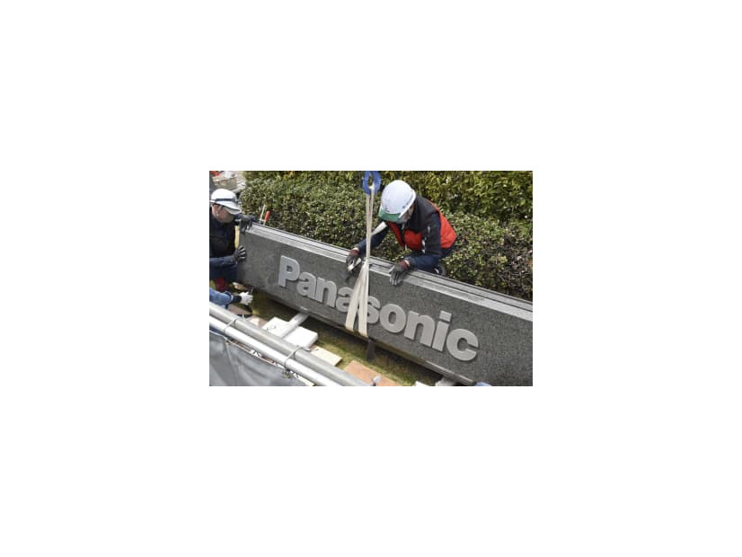 パナソニック本社正門前にある社名が刻まれた石のデザインの変更作業＝20日、大阪府門真市