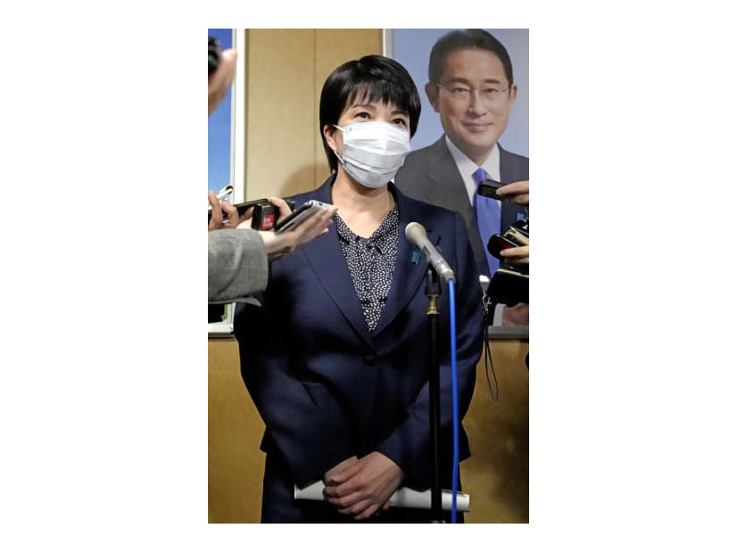 5千円支給案について記者の質問に答える自民党の高市政調会長＝29日午後、東京・永田町の党本部