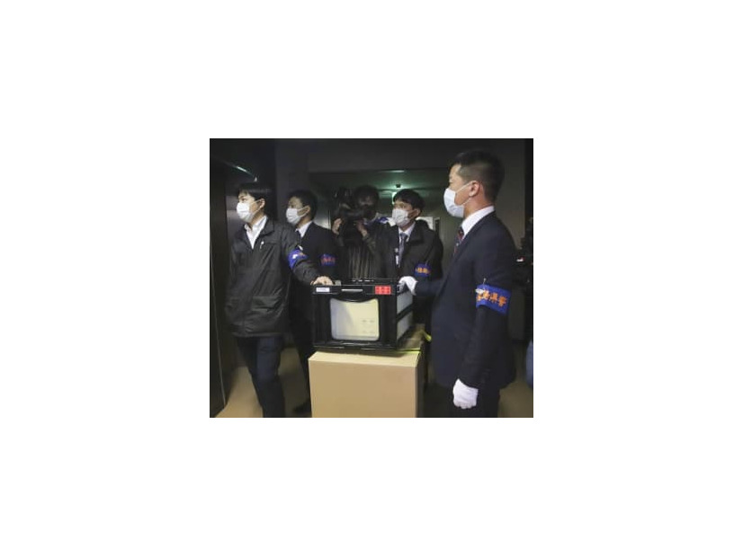 徳島市長のリコール運動を巡り、差し押さえた署名簿を運び出す徳島県警の捜査員＝29日午後、徳島市役所