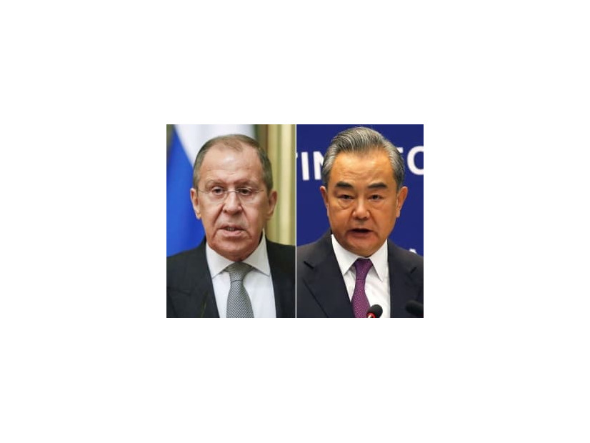 ロシアのラブロフ外相（左）、中国の王毅外相（いずれもロイター＝共同）