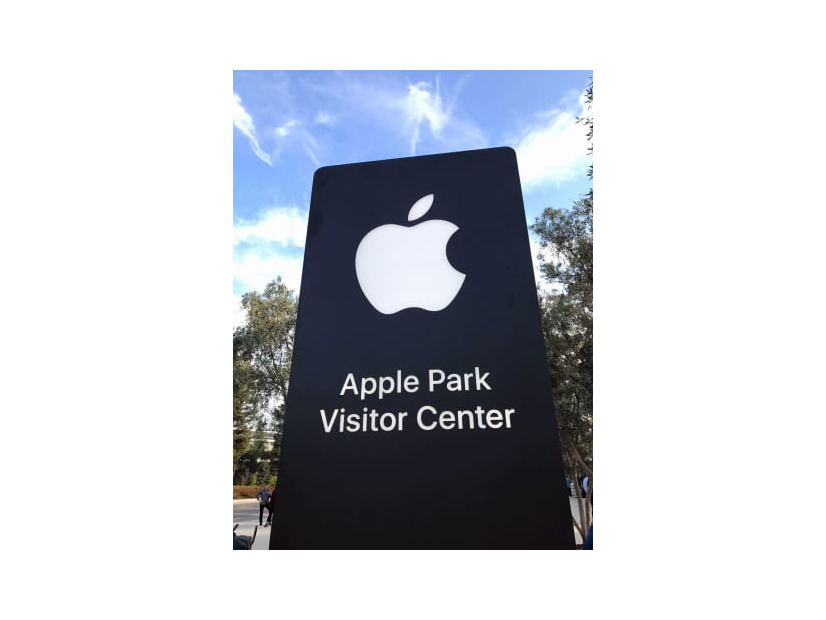 米アップルのロゴ＝2017年9月、米カリフォルニア州にある本社関連施設（共同）