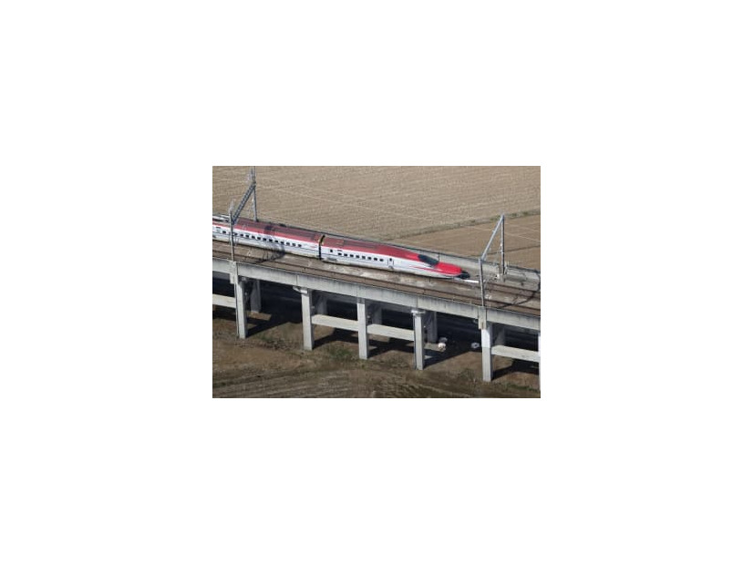 地震で脱線した東北新幹線の車両＝17日、宮城県白石市（共同通信社ヘリから）