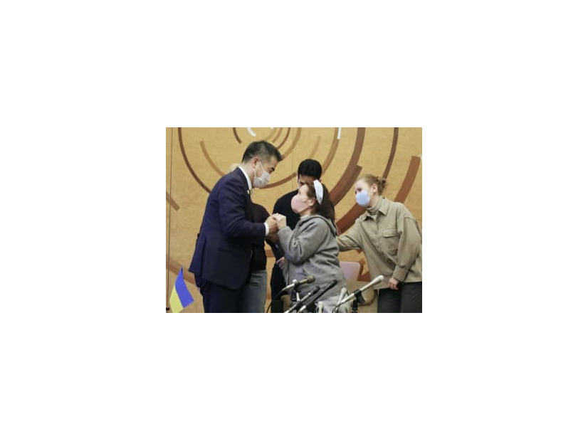滋賀県の三日月大造知事（左）を表敬訪問するギャリーナ・イバノバさん（中央）＝31日午後、大津市
