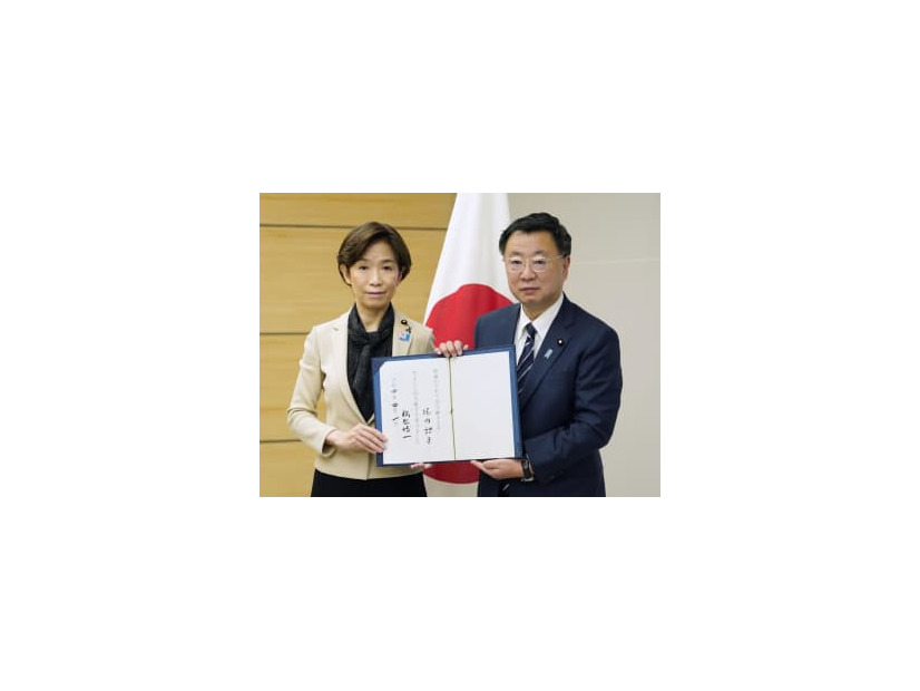 ワクチン接種推進担当相を辞任した堀内詔子氏（左）との事務引き継ぎ式に臨む松野官房長官＝1日午前、首相官邸