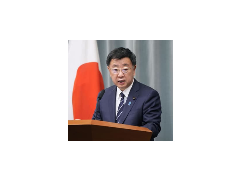 記者会見する松野官房長官＝1日午前、首相官邸
