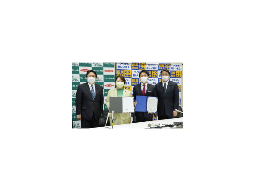 共同記者会見をする地域政党「都民ファーストの会」の荒木千陽代表（中央左）と国民民主党の玉木代表（同右）＝1日午後、国会