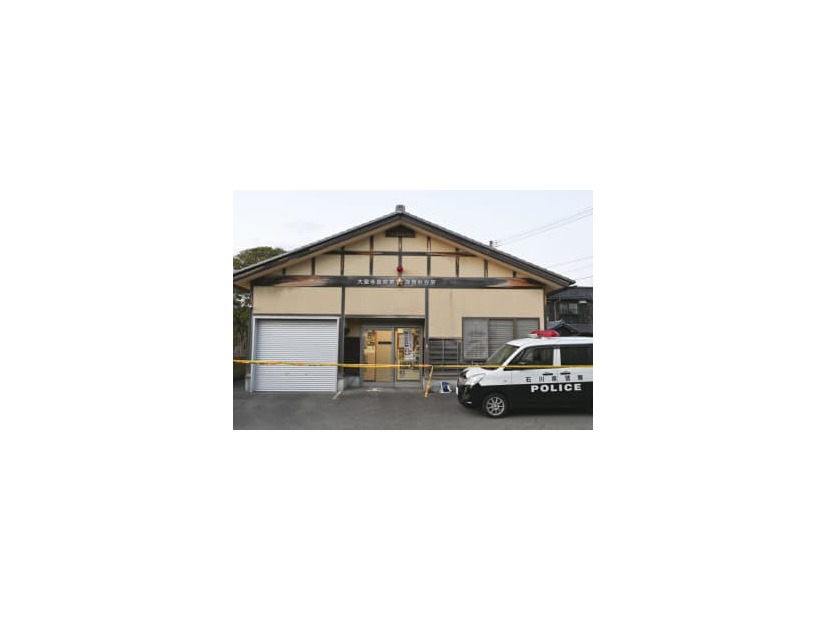 男性巡査長が頭から血を流して倒れていた石川県加賀市篠原町の大聖寺署篠原駐在所＝1日午後
