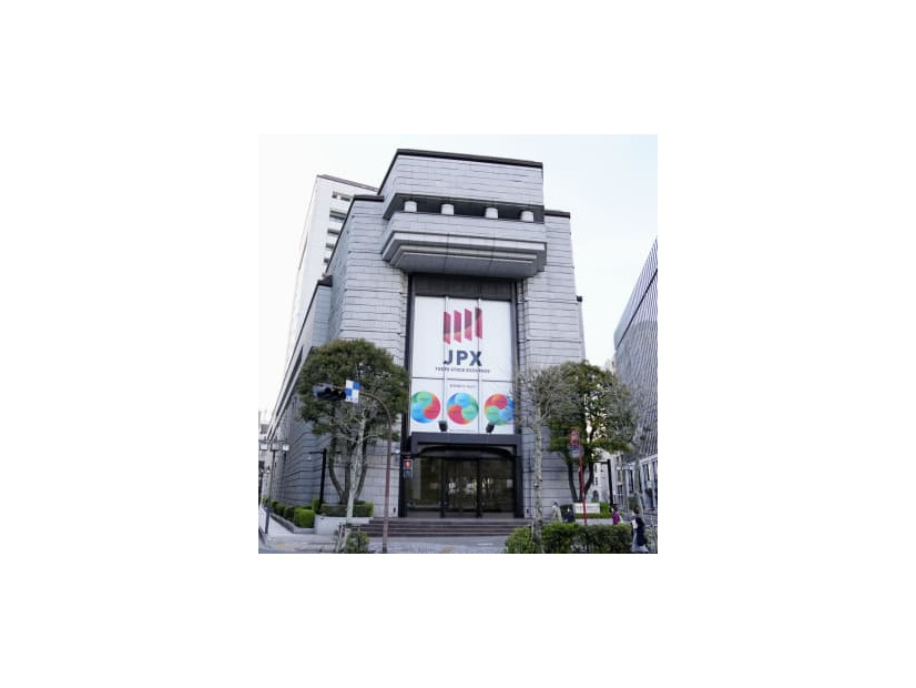 東証1部最終日の取引を終えた東京証券取引所＝1日午後、東京・日本橋兜町