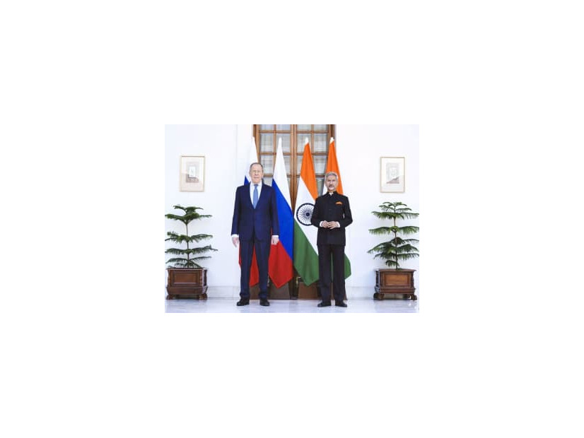 会談に臨むロシアのラブロフ外相（左）とインドのジャイシャンカル外相＝1日、ニューデリー（ジャイシャンカル氏のツイッターより、ロイター＝共同）