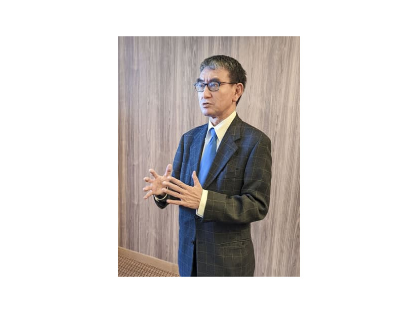 岡山市で記者団の取材に応じる自民党の河野太郎広報本部長＝1日午後