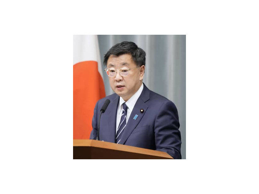 記者会見する松野官房長官＝1日午後、首相官邸
