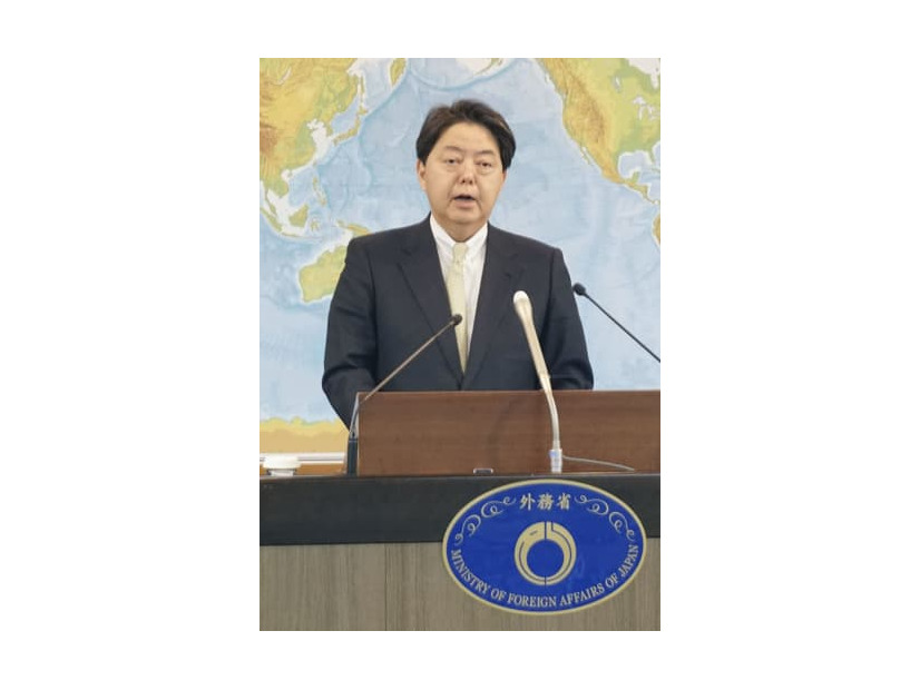 記者会見する林外相＝1日午後、外務省