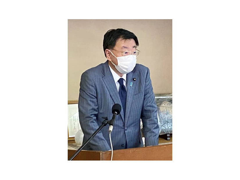 沖縄県沖縄市で記者団の取材に応じる松野官房長官＝2日午後