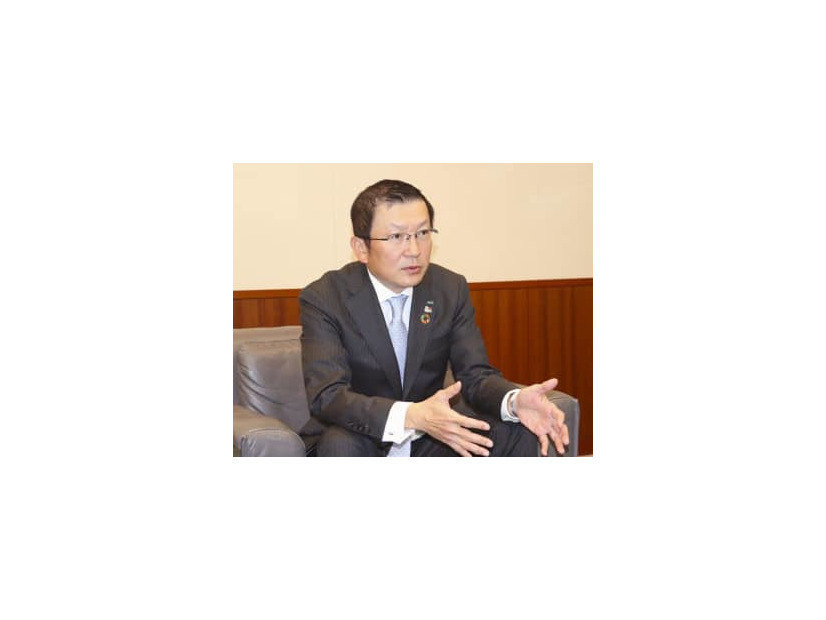 インタビューに応じるあいおいニッセイ同和損害保険の社長に就任した新納啓介氏