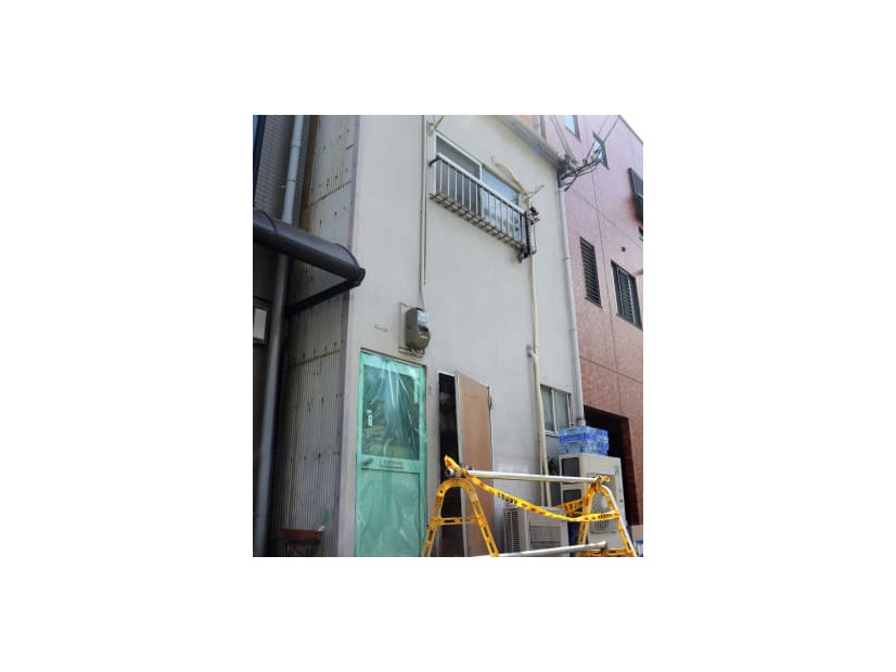 女性が倒れていた現場の建物＝4日午前、大阪市淀川区