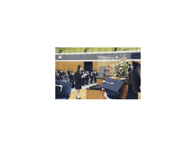 横浜市立大の新3年生向けに開催された2年遅れの「入学式」で、宣誓する片貝恵さん＝4日午後、横浜市金沢区