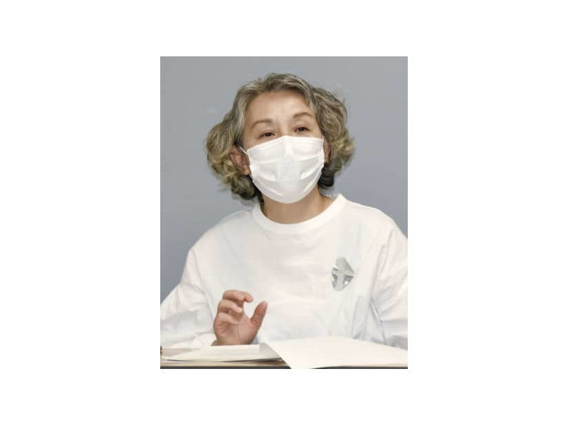 京都市内で記者会見する井崎敦子さん＝4日午後