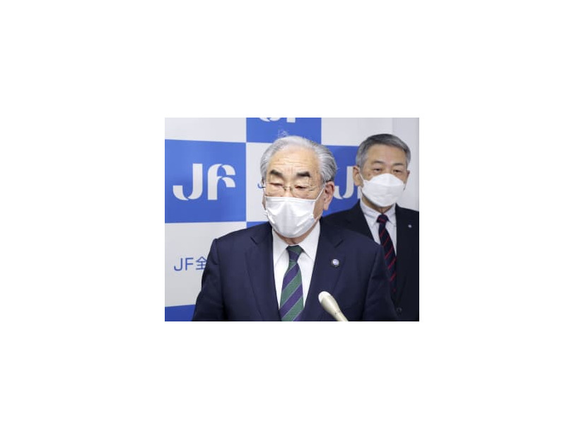 萩生田経産相との会談後、記者団の質問に答える全漁連の岸宏会長＝5日午後、東京都中央区