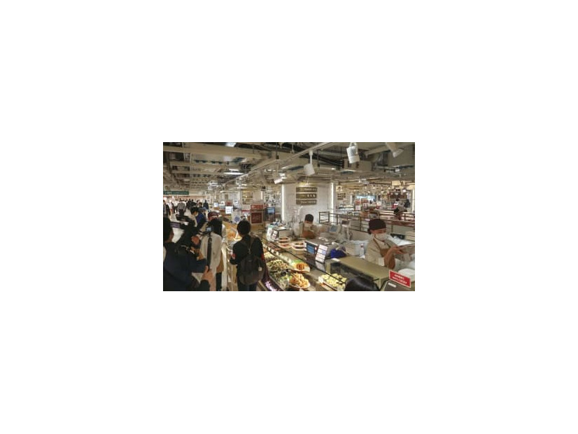 阪神百貨店梅田本店の食品売り場「阪神食品館」＝6日午前、大阪市