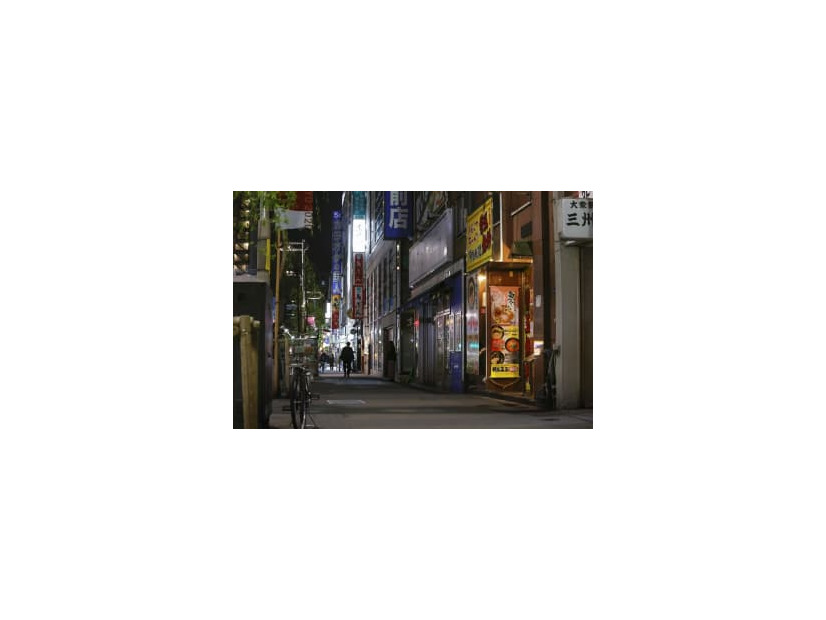 人通りの少ない東京・新橋の飲食店街＝2021年4月