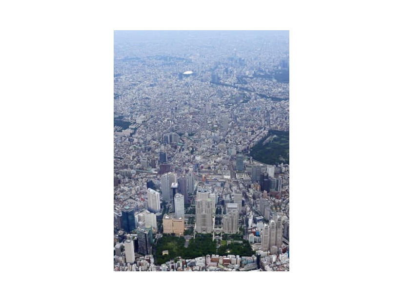 高層ビルが立ち並ぶ新宿副都心＝2017年6月（共同通信社ヘリから）