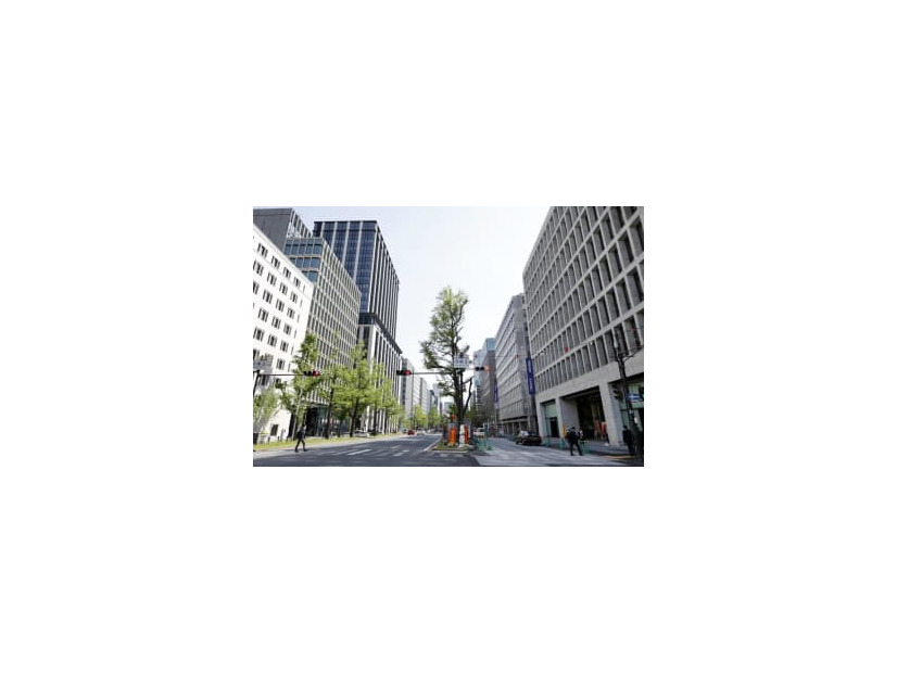 大阪・御堂筋のオフィス街＝2021年4月