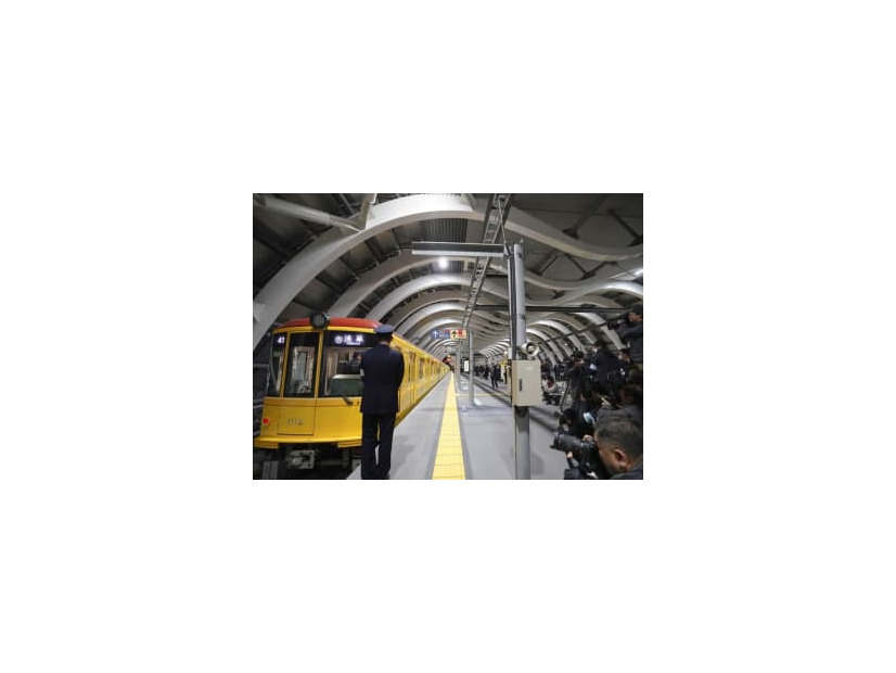 東京メトロ銀座線渋谷駅から出発する浅草行きの列車＝2020年1月