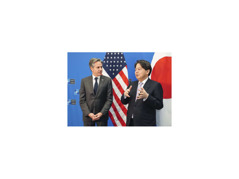 ブリンケン米国務長官（左）と言葉を交わす林外相＝7日、ブリュッセル（外務省提供）