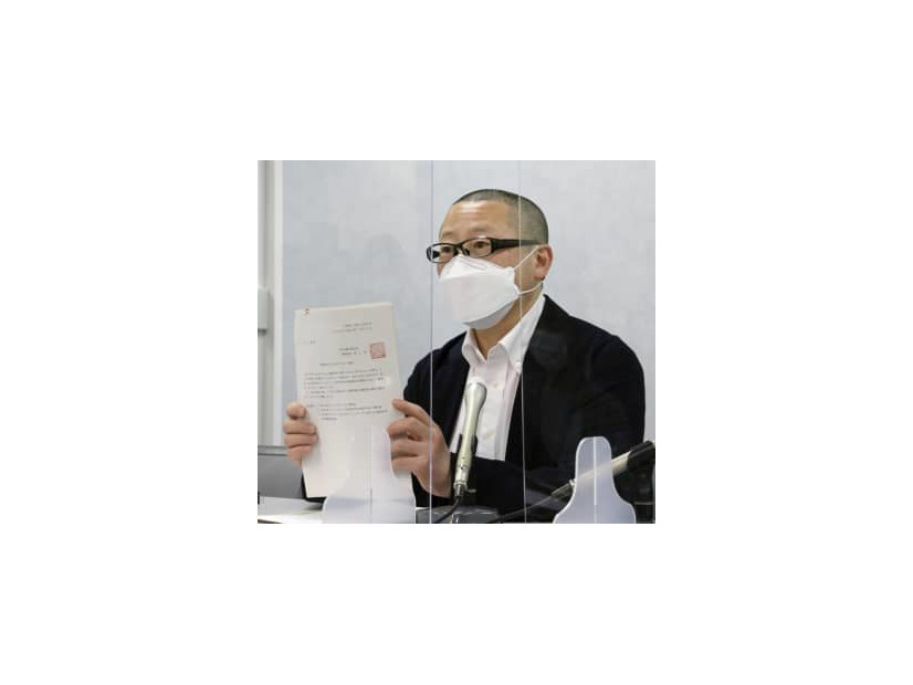 記者会見するNPO法人「多民族共生人権教育センター」の文公輝事務局長＝8日午後、大阪市