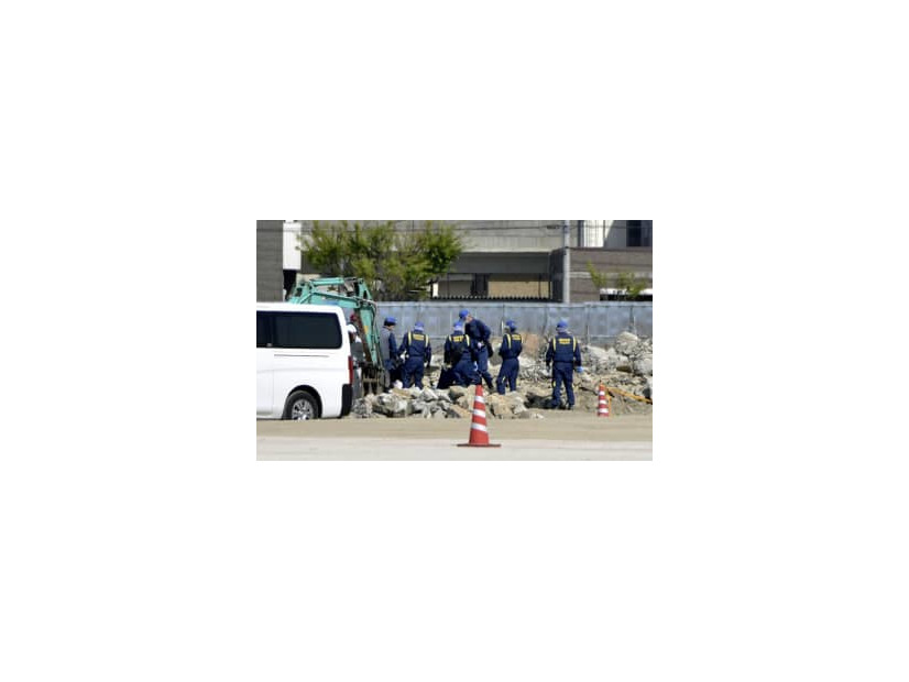 九州大跡地の解体作業現場を調べる捜査員＝8日午後、福岡市東区箱崎