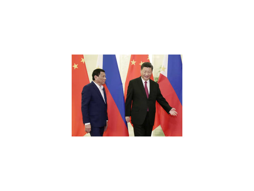 2019年、会談に臨むフィリピンのドゥテルテ大統領（左）と中国の習近平国家主席＝北京の人民大会堂（共同）