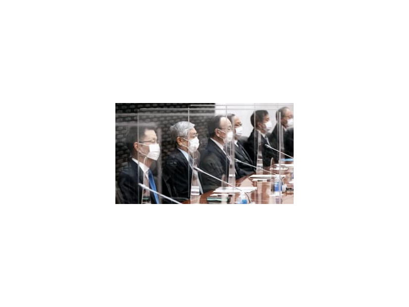 日銀の支店長会議に臨む黒田総裁（左から2人目）ら＝11日午前、日銀本店