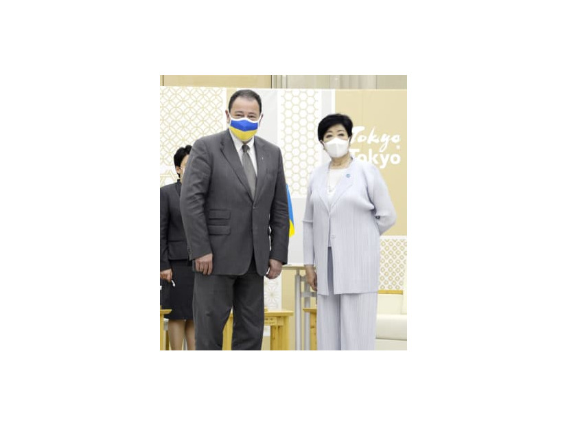 会談前、ウクライナのコルスンスキー駐日大使（左）と写真に納まる東京都の小池百合子知事＝11日午後、東京都庁