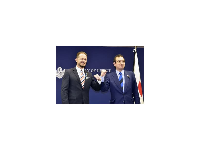 ポーランドのミレフスキ駐日大使（左）と意見交換した津島淳法務副大臣＝11日午後、法務省
